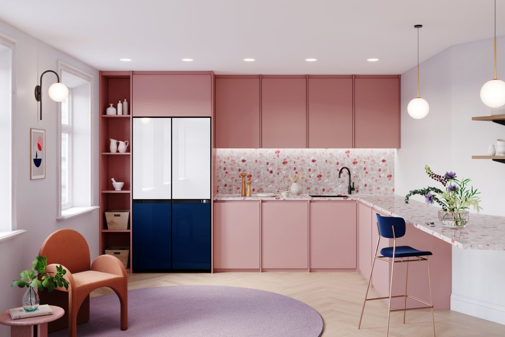 Küche in rosa mit Kühlschrank, Spüle, 2 Stühlen, runder Teppich in lila