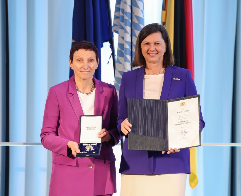 Beatrix Zurek und Landtagspräsidentin Ilse Aigner bei der Verleihung des Bayerischen Verfassungsordens.