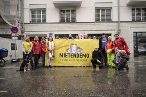 Das Team der Mietendemo in der Türkenstraße.