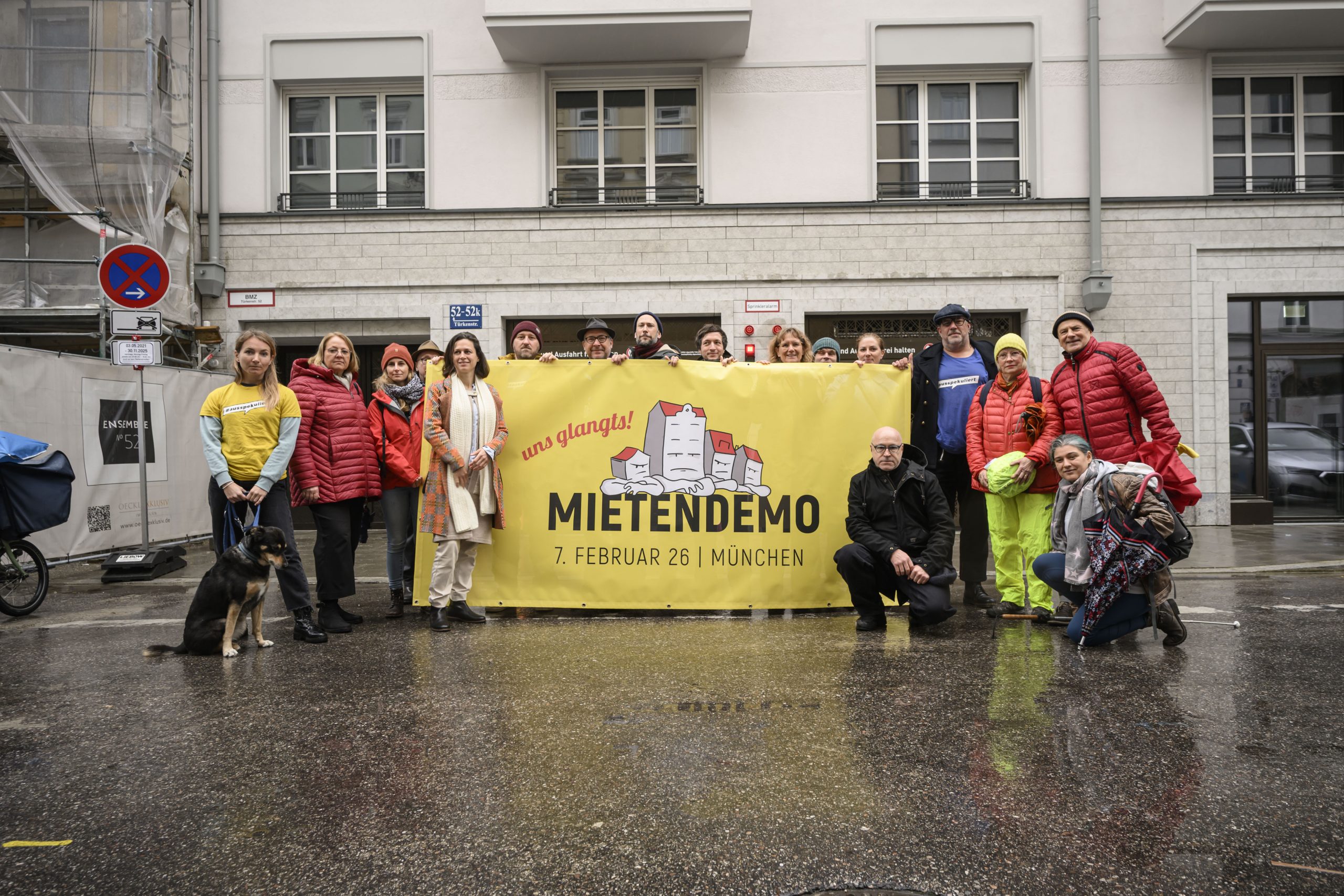 Das Team der Mietendemo in der Türkenstraße.