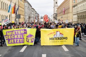Zehntausend Menschen sind am Samstag, den 7.2 für bezahlbares Wohnen gemeinsam durch München gezogen. Foto: Lukas Barth