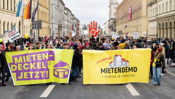 Zehntausend Menschen sind am Samstag, den 7.2 für bezahlbares Wohnen gemeinsam durch München gezogen. Foto: Lukas Barth